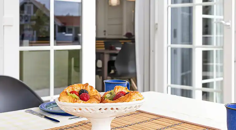 Hyggelig, central og moderne sommerhus nær havet