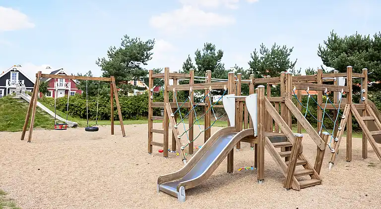 Hyggelig, central og moderne sommerhus nær havet