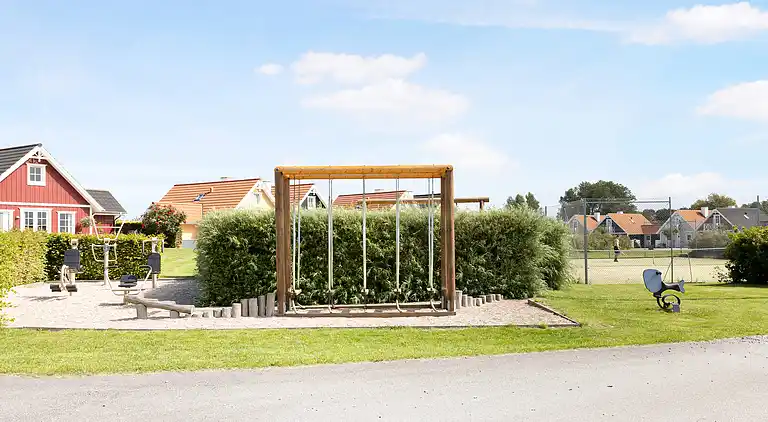 Hyggelig, central og moderne sommerhus nær havet