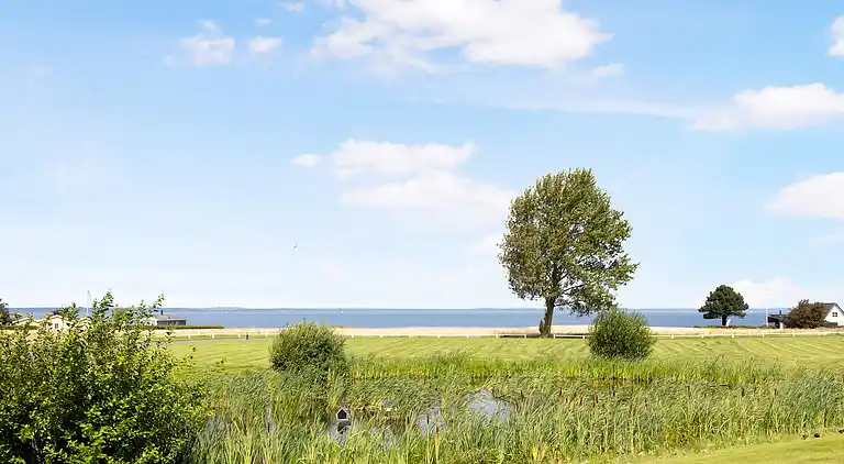 Hyggelig, central og moderne sommerhus nær havet
