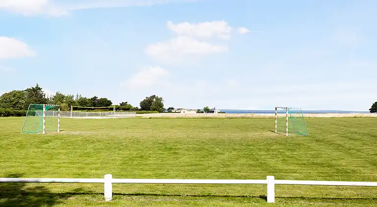 Hyggelig, central og moderne sommerhus nær havet
