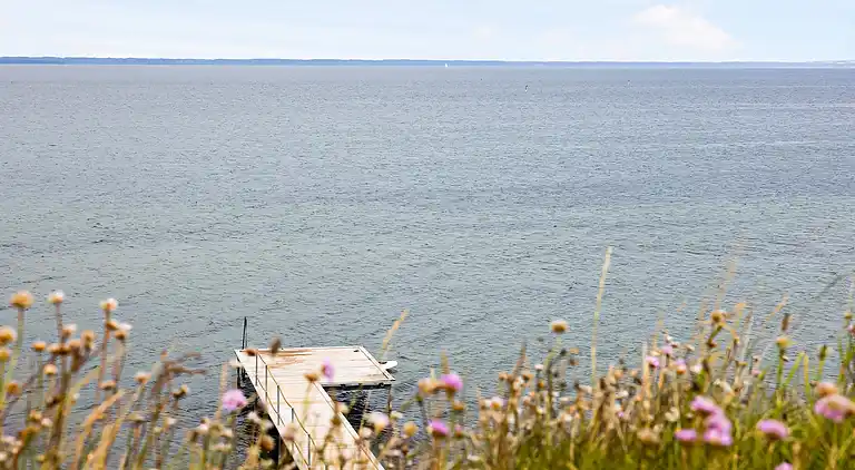 Hyggelig, central og moderne sommerhus nær havet