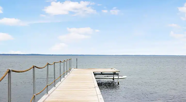 Hyggelig, central og moderne sommerhus nær havet
