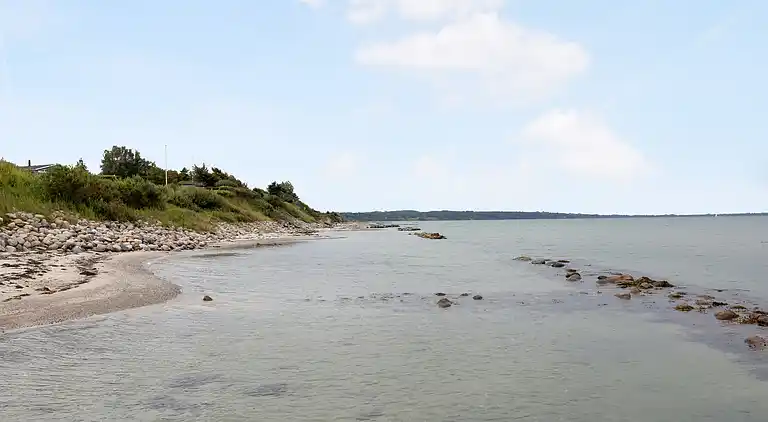 Hyggelig, central og moderne sommerhus nær havet