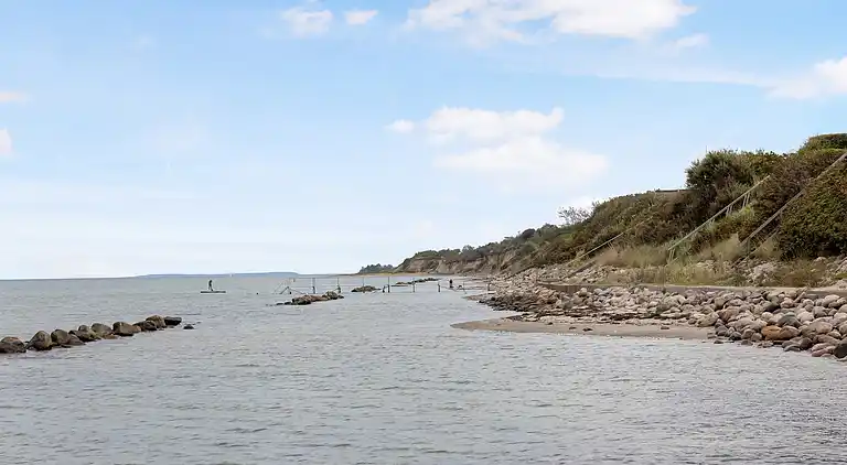Hyggelig, central og moderne sommerhus nær havet