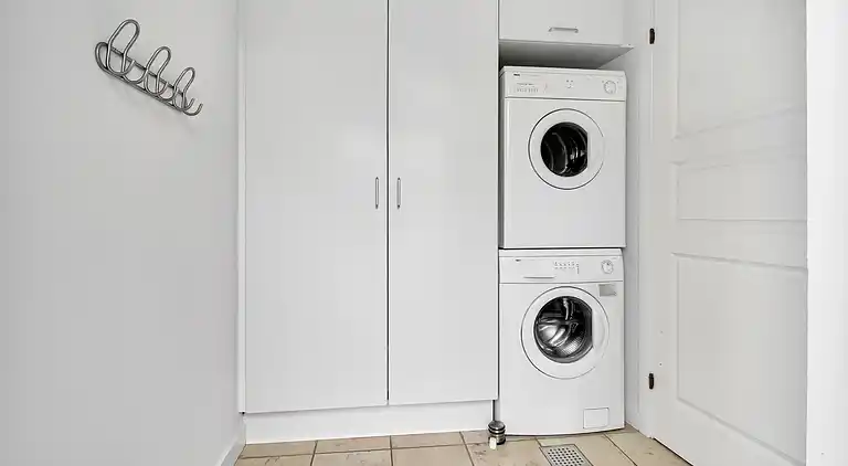 Hyggelig, central og moderne sommerhus nær havet