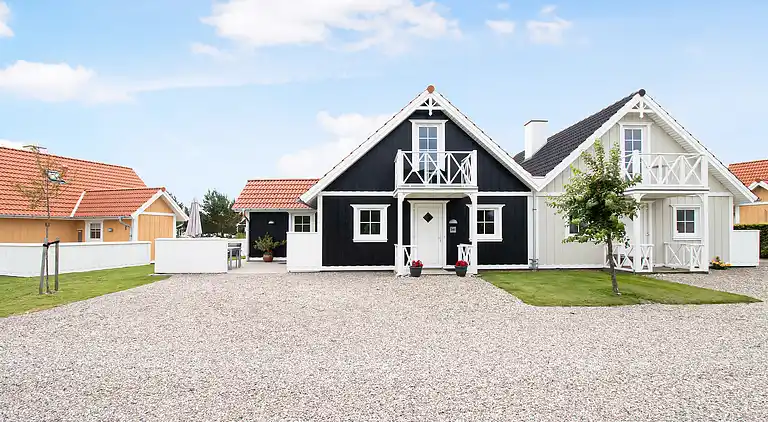 Hyggelig, central og moderne sommerhus nær havet