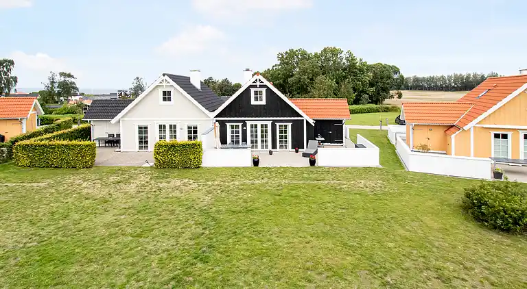 Hyggelig, central og moderne sommerhus nær havet