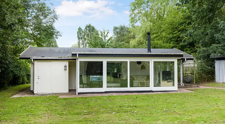 Nyrenoveret sommerhus midt i skoven