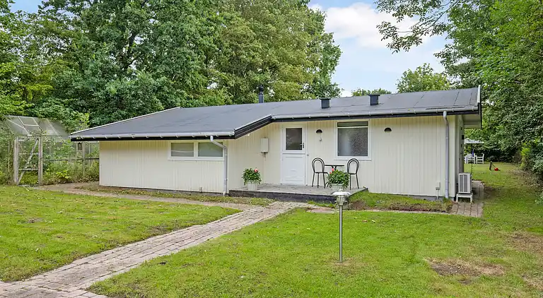 Nyrenoveret sommerhus midt i skoven