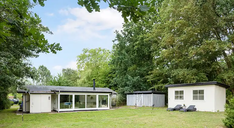 Nyrenoveret sommerhus midt i skoven