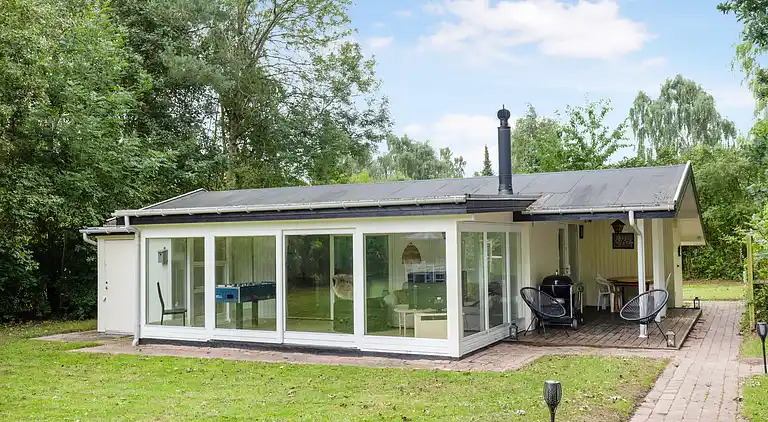 Nyrenoveret sommerhus midt i skoven