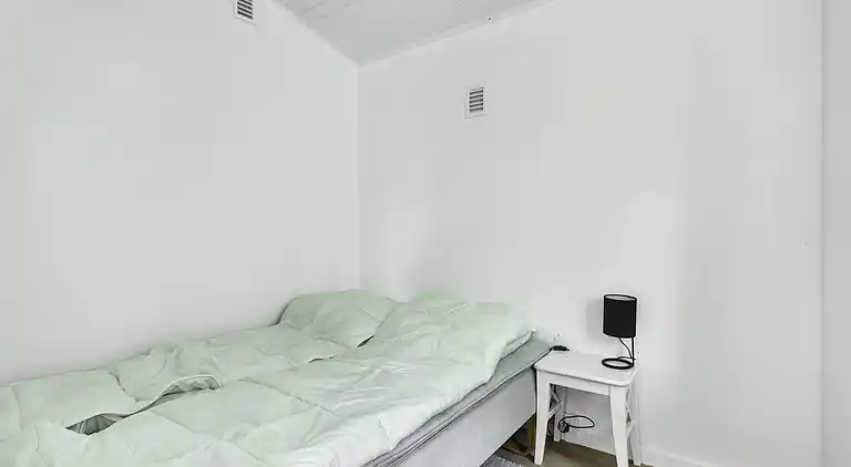 Nyrenoveret sommerhus midt i skoven