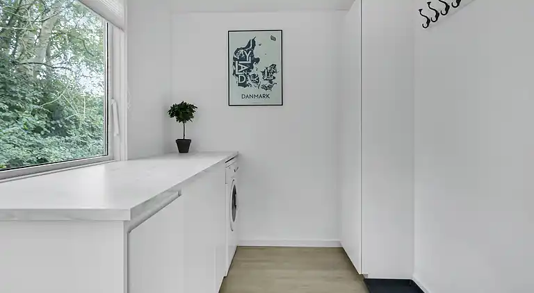 Nyrenoveret sommerhus midt i skoven