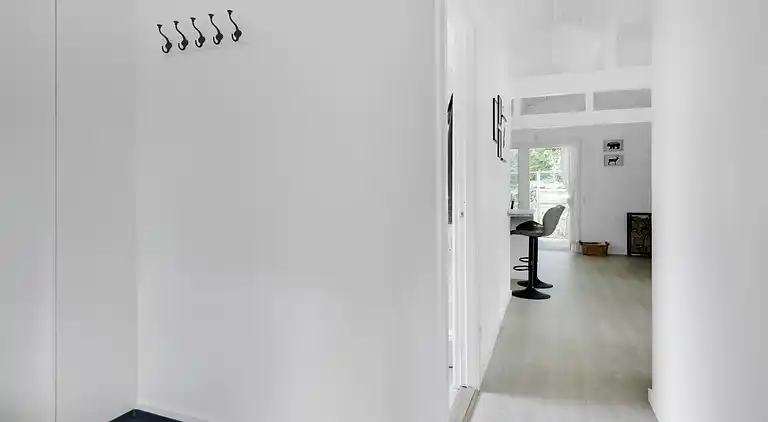 Nyrenoveret sommerhus midt i skoven