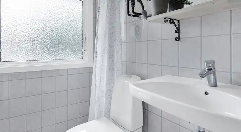 Nyrenoveret sommerhus midt i skoven