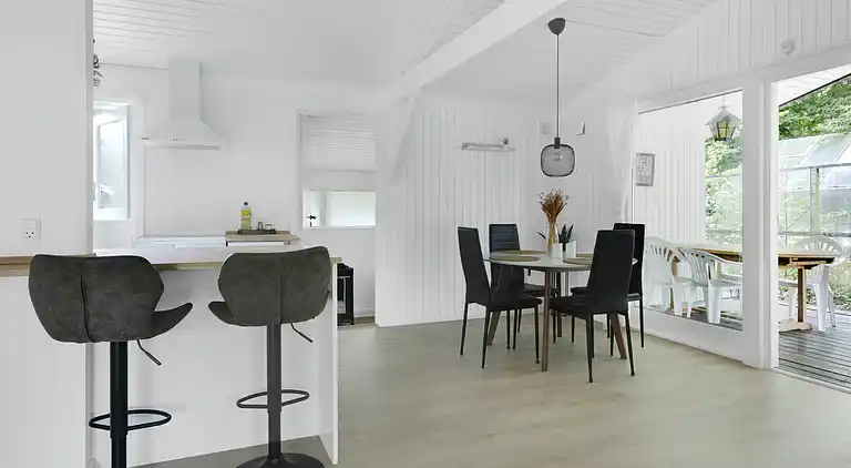 Nyrenoveret sommerhus midt i skoven