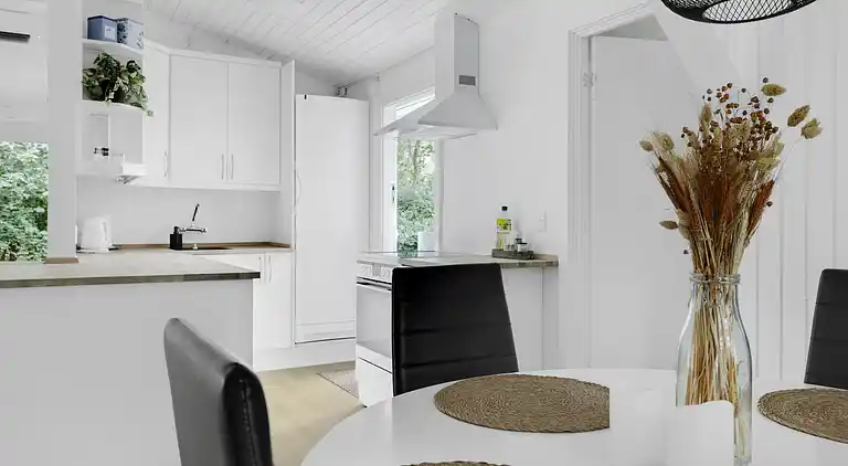 Nyrenoveret sommerhus midt i skoven