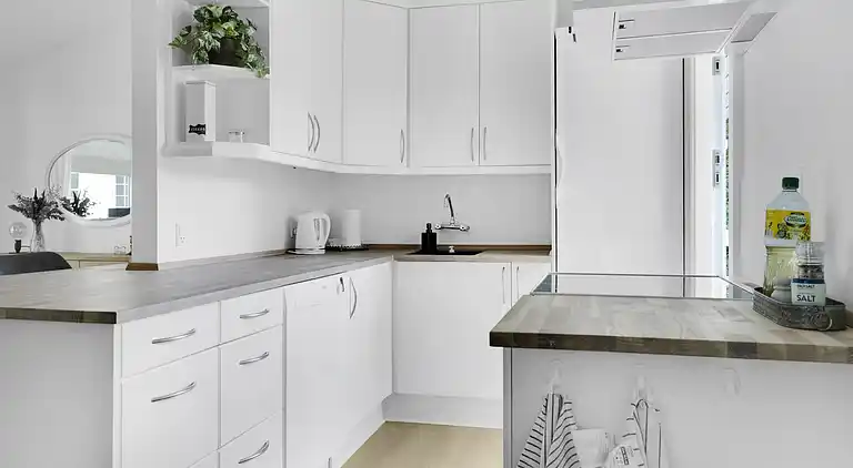 Nyrenoveret sommerhus midt i skoven