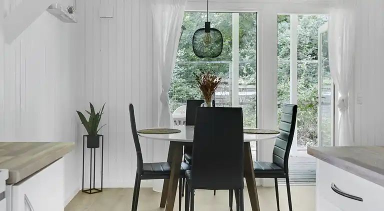 Nyrenoveret sommerhus midt i skoven