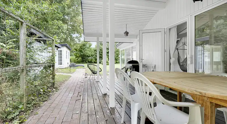 Nyrenoveret sommerhus midt i skoven