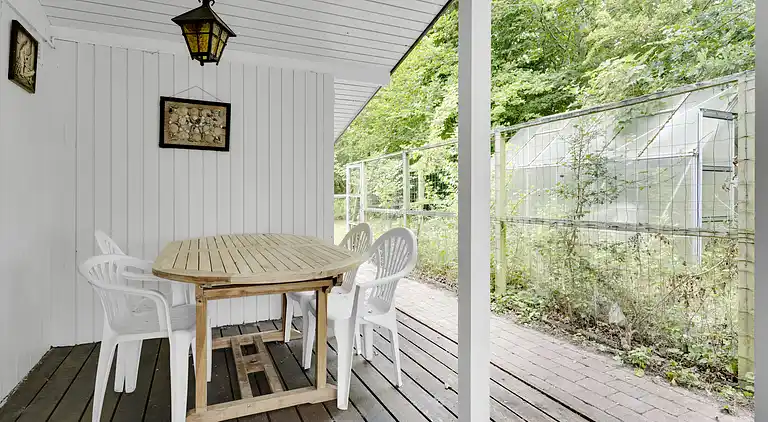 Nyrenoveret sommerhus midt i skoven