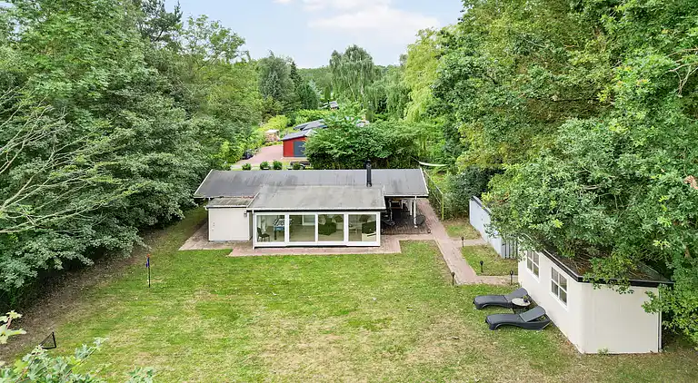 Nyrenoveret sommerhus midt i skoven