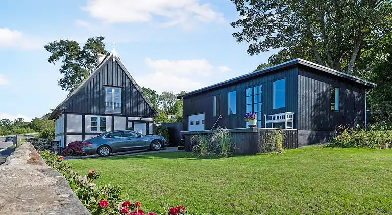 Nyt stråtag - smuk udsigt til hav og  klipper