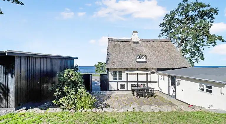 Nyt stråtag - smuk udsigt til hav og  klipper