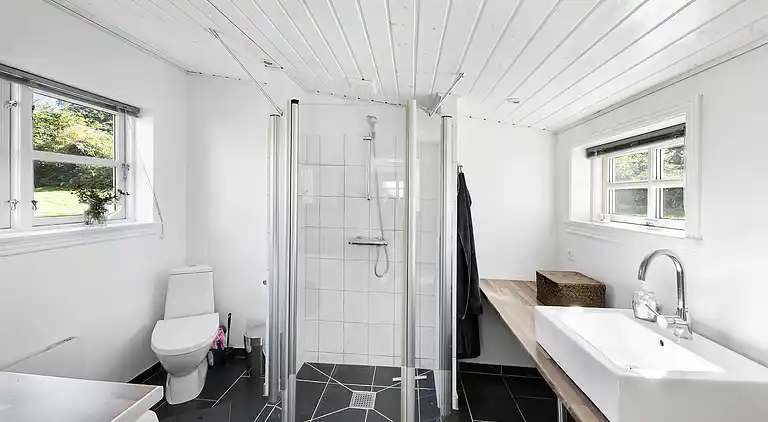 Nyt stråtag - smuk udsigt til hav og  klipper