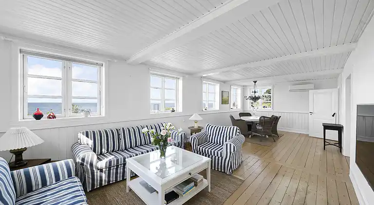 Nyt stråtag - smuk udsigt til hav og  klipper