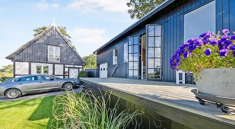 Nyt stråtag - smuk udsigt til hav og  klipper