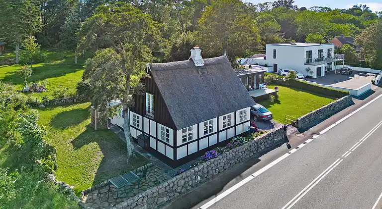 Nyt stråtag - smuk udsigt til hav og  klipper