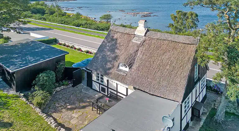 Nyt stråtag - smuk udsigt til hav og  klipper