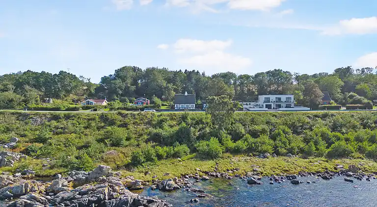 Nyt stråtag - smuk udsigt til hav og  klipper