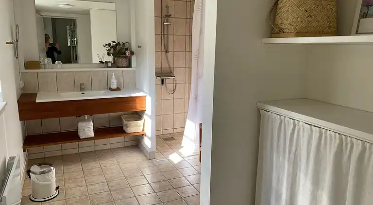 Idyllisch gelegenes Holzhaus an Wald und See