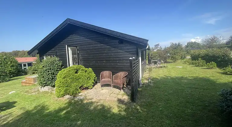 Ferienhaus in der 2. Reihe von Enøs Küste