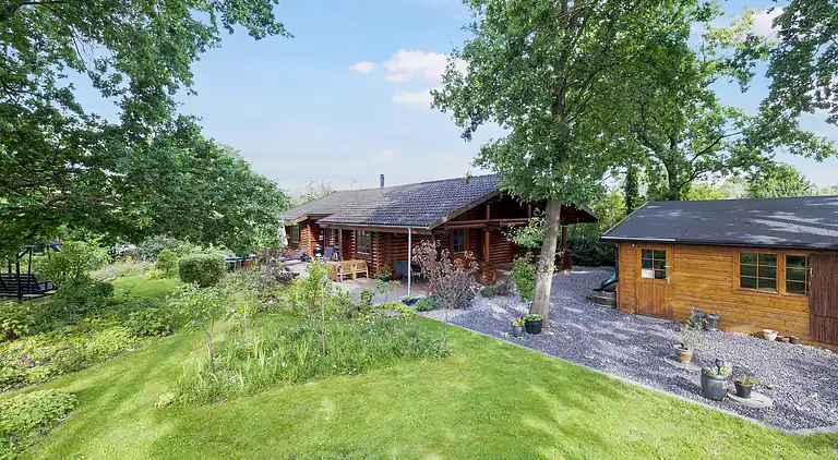 Charmerende sommerhus med vildmarksbad