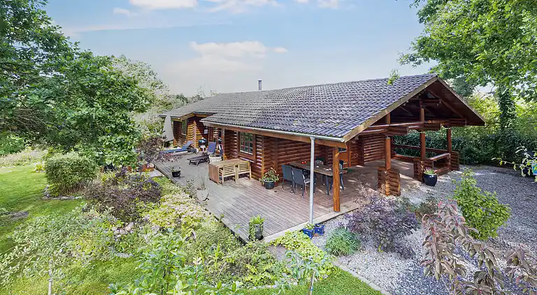 Charmerende sommerhus med vildmarksbad