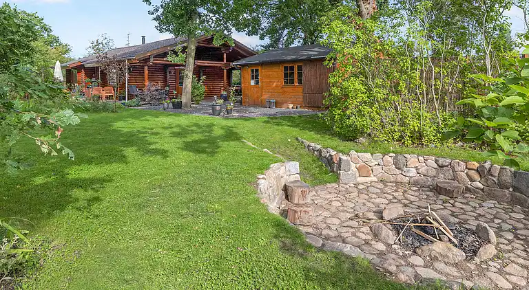 Charmerende sommerhus med vildmarksbad