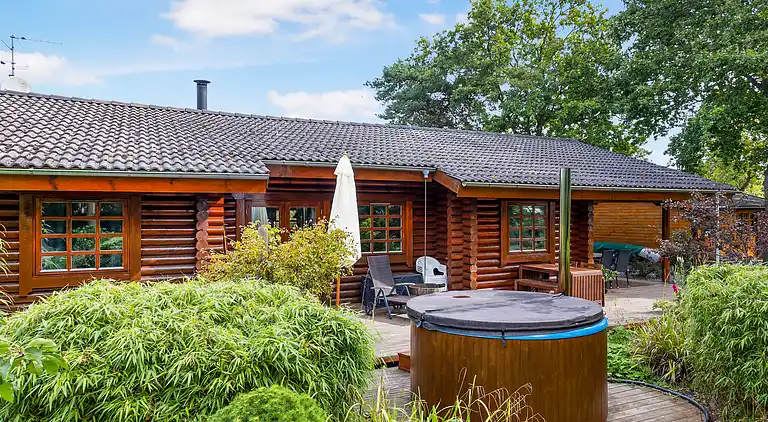 Charmerende sommerhus med vildmarksbad