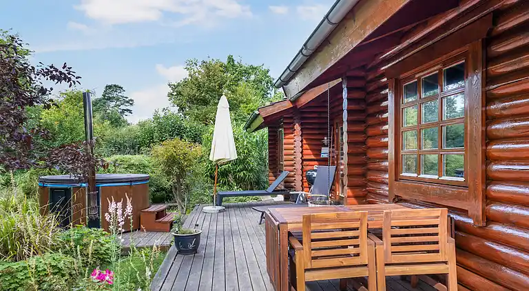 Charmerende sommerhus med vildmarksbad