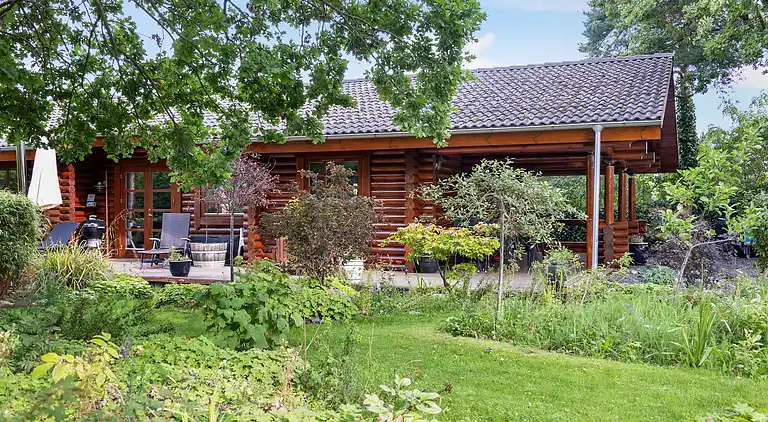 Charmerende sommerhus med vildmarksbad