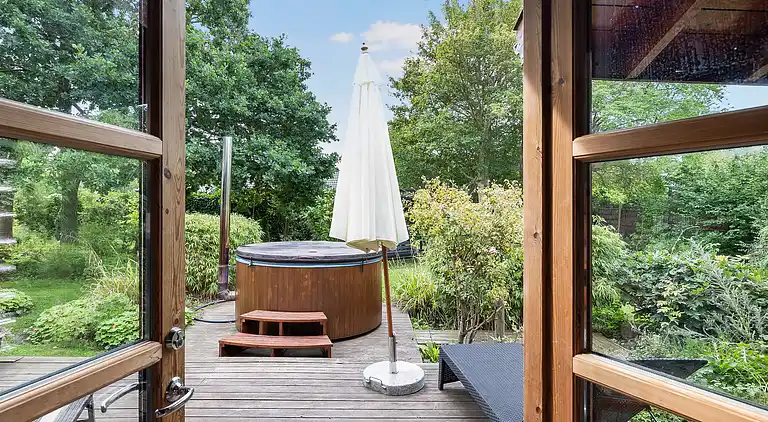 Charmerende sommerhus med vildmarksbad