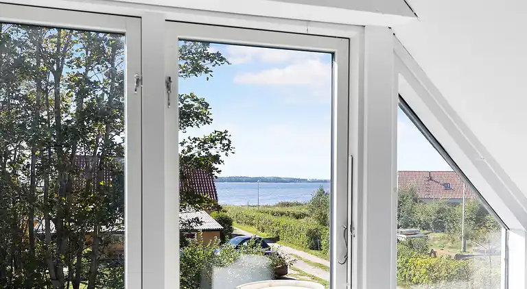 Feriehus som byder på både Ø-idyl og havudsigt