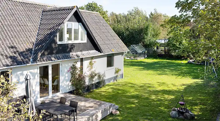 Feriehus som byder på både Ø-idyl og havudsigt