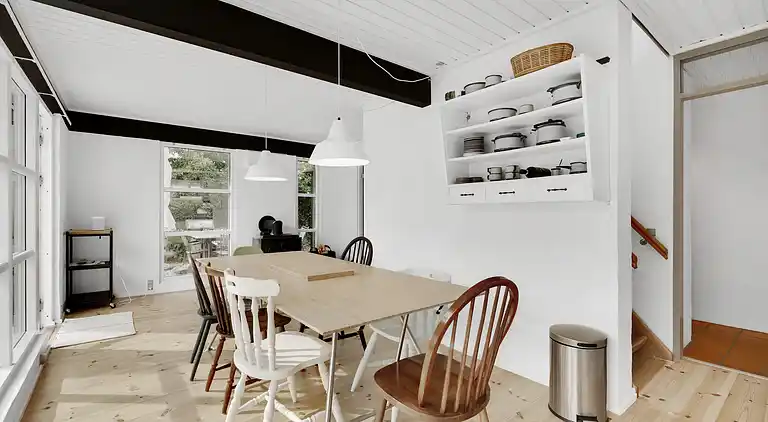 Nydelig strandhus innpakket i grønne omgivelser