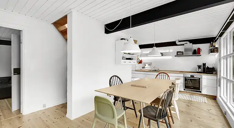 Nydelig strandhus innpakket i grønne omgivelser