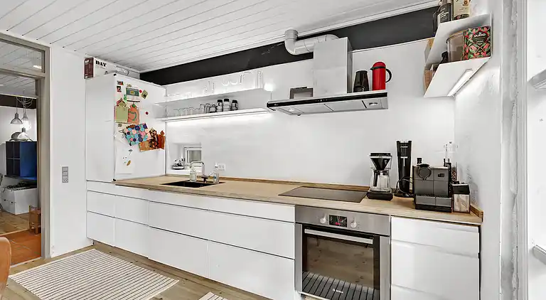 Nydelig strandhus innpakket i grønne omgivelser