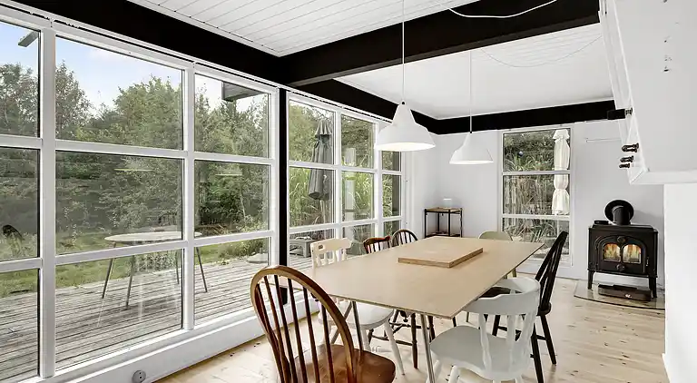 Nydelig strandhus innpakket i grønne omgivelser